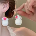 Orecchini pendenti a fiore in rete stile foresta con sfera bianca e dettagli rosa - Ganci a Fiore in Rete Bianca Eterea