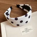 Detalle de una elegante diadema acolchada blanca con lunares negros clásicos - Diadema de Esponja con Lunares / Blanco