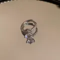 Gedetailleerd overzicht van een zilveren ring met een grote zirkoon en pavéstenen - Stijl 2 / Zilver