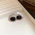 Gros plan des boucles d'oreilles vintage en argent avec spirale et pierre ovale noire - Boucles d'oreilles clous / Tige de boucle d'oreille en acier / Argent