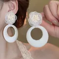 Orecchini a cerchio fatti a mano con fiori in rete bianca e filo avvolto per donne - Orecchino a Cerchio Grande Avvolto con Fiore in Rete Bianco Crema