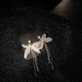 Eleganti orecchini a nappa con perle e fiori in rete bianca e perno in argento. - Orecchini a Bottone con Fiori in Rete e Nappa in Perla con Catena in Metallo