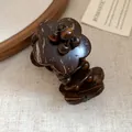 Dettaglio ravvicinato di un bracciale retrò in legno e cocco con fiori marrone scuro - Stile con Design Floreale 3D (HB4695)