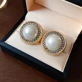 Dettaglio orecchini vintage con perle finte e bordo in metallo intrecciato oro - Stile Tondo (WE1369) / Oro