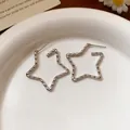 Élégantes boucles d'oreilles étoiles argentées avec une finition martelée texturée - Style Étoile Martelé (23#)