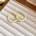 Boucles d'oreilles créoles lisses jaune pâle avec un fermoir classique sûr - Style Petite Créole (19#)