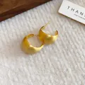 Boucles d'oreilles dorées épaisses en forme de C avec finition mate brossée chic - Style C en Métal Brossé (6#)
