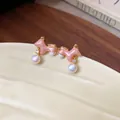 Close-up van zoete roze pony oorknopjes met parels en fonkelende zirkonia details. - 23# Zilveren Pin - Zirkoon Parel Pony (Echt Goud Verguld)