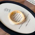 Gedetailleerde weergave van de geel-witte marmeren textuur op de dikke acryl armband. - Brede Ronde Armband (5#)