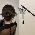 Klassische Haarnadel aus Holz im chinesischen Stil mit Schmetterlings-Quaste für den Dutt - Schwarzer Schmetterling-Stil (HH6014) / Schwarz