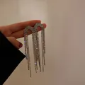 Detailansicht der langen Strass-Quastenohrringe mit einem funkelndem Silber-Finish - Silber (Stil 1 Silberstift)