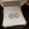 Boucles d'oreilles perles rétro français avec strass scintillants en une finition dorée - Boucles d'oreilles puces en perles artificielles et zircone (Tige en argent)