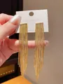 Detailansicht goldener langer Quastenohrringe aus Metall mit S925-Silbersteckern für Damen - Quaste (Echtgold Vergoldet) - Gold (Stil 31 Silberstift)