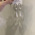 Detalle de pendientes de malla plateada con elegantes perlas redondas y de lágrima. - Estilo de Gota de Perla de Malla de Aguja de Plata / Plateado