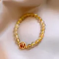 Elegante bracciale di perle in pietra di sole con ciondolo dorato su fondo di seta. - Bracciale 63# - Oro - Elegante Confezione Regalo