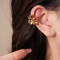 Élégante manchette d'oreille dorée champagne avec cristaux pour oreilles non percées - Oreille droite / Marron