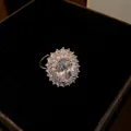 Primo piano di anello ovale placcato oro con scintillante dettaglio halo in zirconi - Anello Aperto (HR1494) / Argento