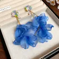 Elegante blauwe chiffon bloem kwastje oorbellen met parel en gekleurde glaskralen - Stijl 43 Grote Chiffon Bloem (HE19995)