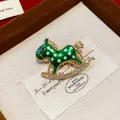 Vue détaillée d'une broche cheval à bascule en émail vert avec cristaux brillants. - Cheval à Bascule (HP973) / Vert à Pois