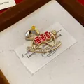 Vue détaillée d'une broche cheval à bascule avec émail rouge et strass brillants - Cheval à Bascule (HP973) / Rouge