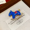 Vue détaillée d'une broche cheval à bascule en émail bleu ornée de strass brillants - Cheval à Bascule (HP973) / Bleu