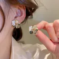 Primo piano di eleganti orecchini a lobo floreali con dettagli in cristallo e perle - 27# Perno in Argento - Grappolo di Petali di Conchiglia Elegante