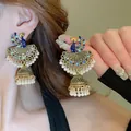 Dettaglio ravvicinato del design a pavone e delle frange di perle di questi orecchini Jhumka - 51# Perno in Acciaio - Oro Antico Pavone Smalto Perla Nappa