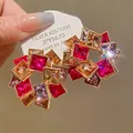 Primo piano dettagliato di vivaci orecchini a fiore in cristallo con perni in argento s925 - Perno per orecchino in argento - Colorato