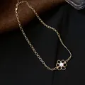 Nahaufnahme einer goldenen Vintage-Halskette mit einer filigranen, eleganten Blumenperle - Halskette / Gold