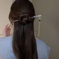 Vue détaillée d'un pic à cheveux papillon élégant pour coiffures chinoises - Blanc-Noir