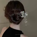 Vue détaillée d'une élégante épingle à cheveux vintage en argent avec des pompons - Argent-Fleur