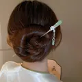 Élégant pic à cheveux à pompon floral porté avec un chignon traditionnel - Blanc-Fleur