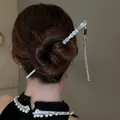 Vue détaillée d'un pic à cheveux chinois élégant avec perle verte et pompon argenté - 14# Épingle à cheveux-Blanc (Gland d'éventail en bambou)