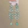 Dettaglio di eleganti orecchini nappa in zircone verde con motivi a foglia e goccia d'acqua - Pendente lungo gemma verde (Grande) (74#) / Verde
