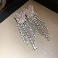 Dettaglio degli orecchini a nappa a cuore con zirconi e pietre rosa scintillanti - Perno per orecchini in argento - Rosa