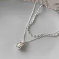 Primo piano dettagliato della collana a doppio strato con perla barocca e catena a grani - Collana (Argento)