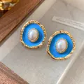 Detailaufnahme der blauen Emaille-Ohrringe im Vintage-Stil mit Perle und Goldrand - Silbernadel Perlen Plissierte Ohrstecker - Gold Blau (57#)