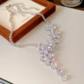Primo piano di un'elegante collana in zircone con motivi a farfalla e fiori. - Collana / Argento