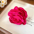 Dolce anello a fiore in seta fucsia con design a rosa per un look da vacanza al mare. - Anello Aperto a Fiore / Rosa Rosso