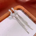 Eleganti orecchini a nodo placcati in argento con zirconi e lunghe nappe a catena serpente - Argento
