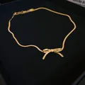 Elegante goudkleurige slangenketting met strikhanger op zwarte fluwelen doos - 17# Ketting-Gouden Strik Slangenketting / Goud