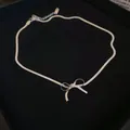 Elegante zilverkleurige slangenketting met strikje in een zwarte sieradendoos gepresenteerd - 18# Ketting-Zilveren Strik Slangenketting / Zilver