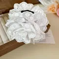 Elegante witte stoffen haarclip met kanten bloemen en fijn borduurwerk voor damesmode - Rozen haarklauw / Wit