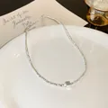 Zilverkleurige gebroken zilveren kralenketting met minimalistische kubus hanger op bord - 32# Ketting-Zilver Nugget Geometrische Kubus / Zilver-Kubus Hanger