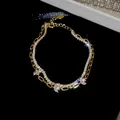 Elegante pulsera dorada de doble capa con brillantes dijes en forma de flor y luna para mujer - Dorado