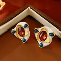 Orecchini a perno vintage geometrici con dettagli rossi e blu in oro - Stile Intarsiato con Gemme Rosse e Blu (Perno Argento 25)