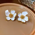 Orecchini a lobo vintage a fiore in smalto bianco con bordi dorati e ago in argento - Stile Petalo Bianco (Perno Argento 31)