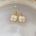 Eleganti orecchini quadrati vintage con smalto bianco crema e finitura dorata lucida - Stile Quadrato Stella a Croce (Cerchio 16)