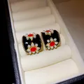 Orecchini a lobo vintage geometrici in smalto nero con perle e pietre rosse - Stile Reale con Intarsio di Perle (Perno Argento 13)