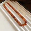 Vue détaillée exquise de perles marbrées de style vintage sur un plateau d'exposition - Style Lavis d'Encre Marbre / Marron